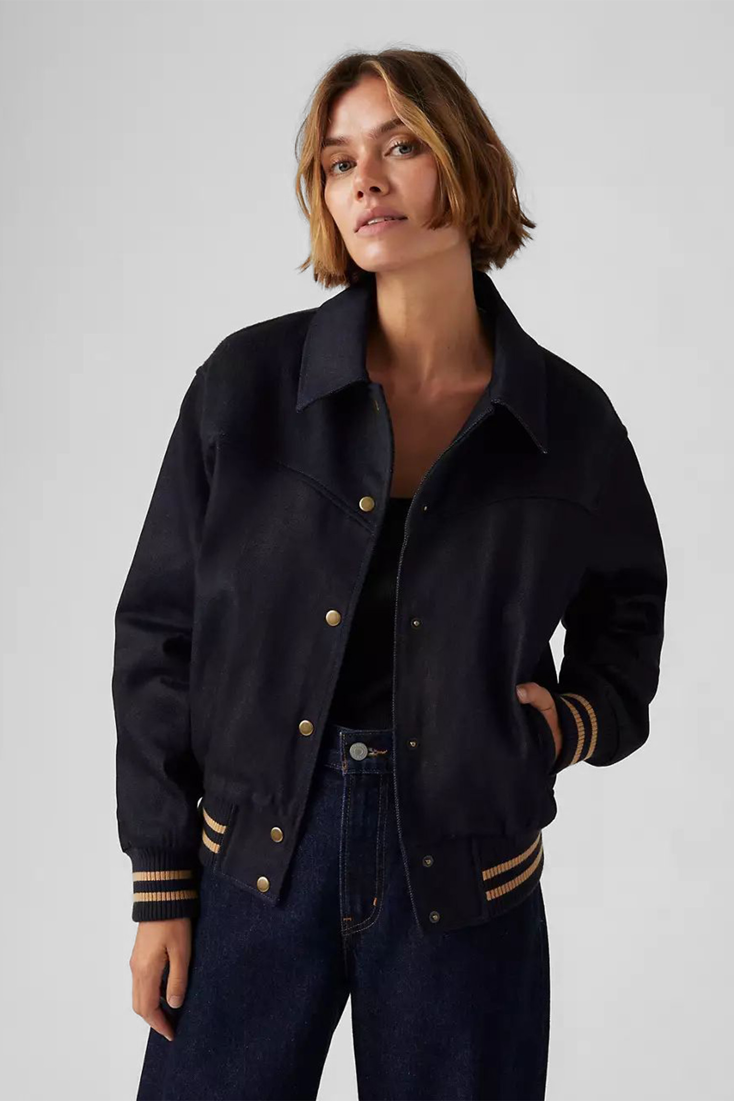 Женская черная джинсовая куртка 4