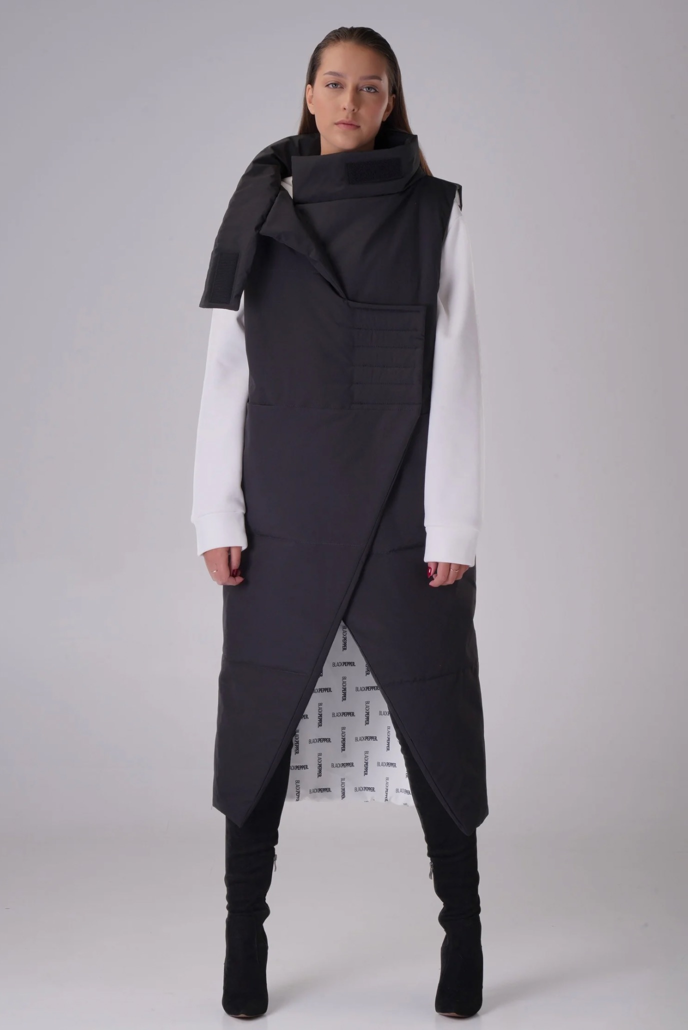 Женская черная жилетка 2