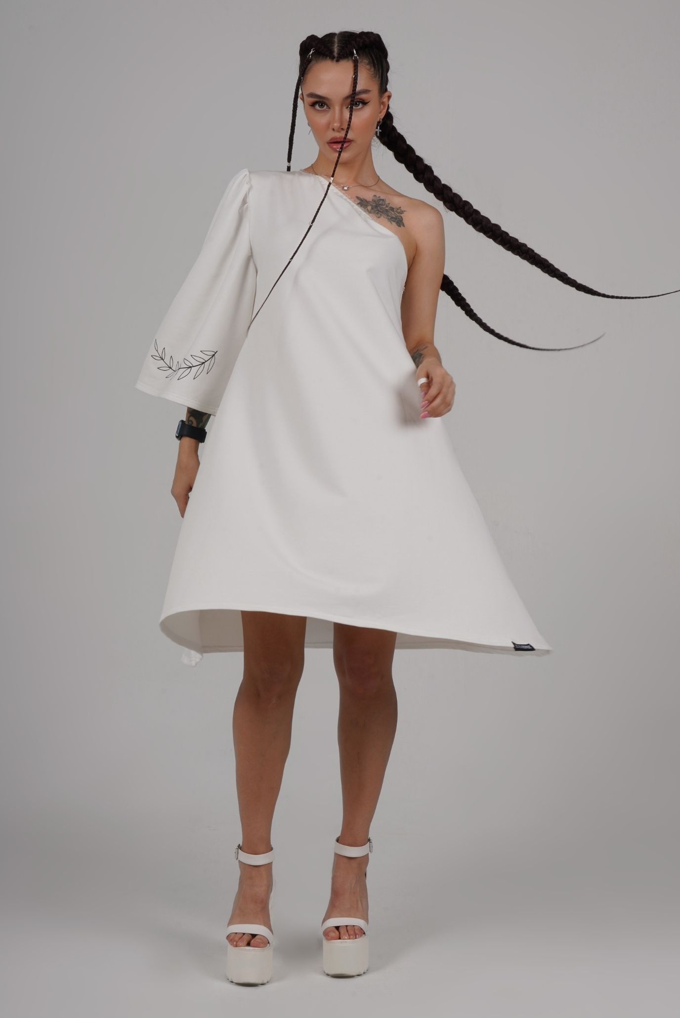 Платье трикотажное с открытым плечом WHITE 2