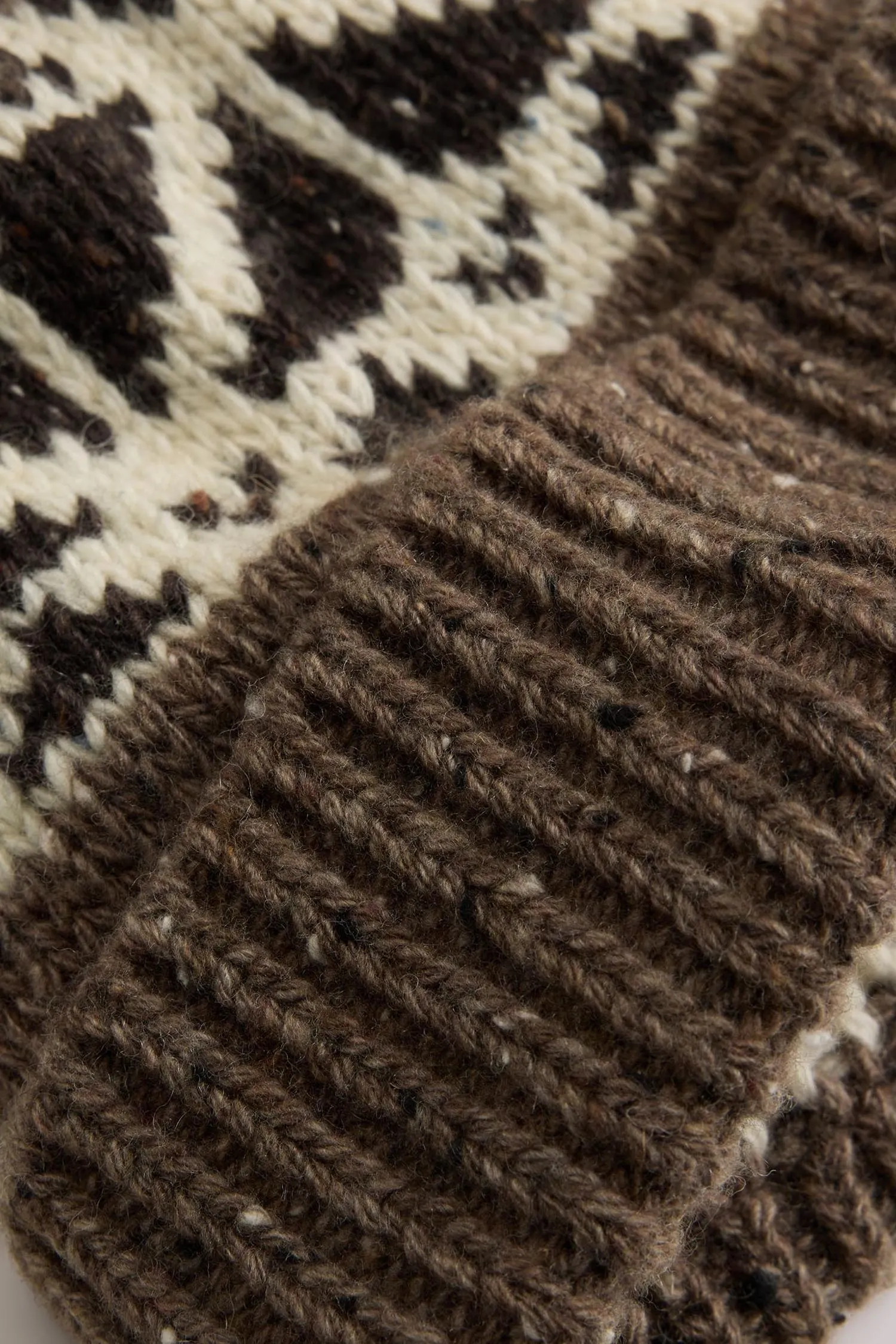 Женская коричневая шерстяная шапка с узором 4