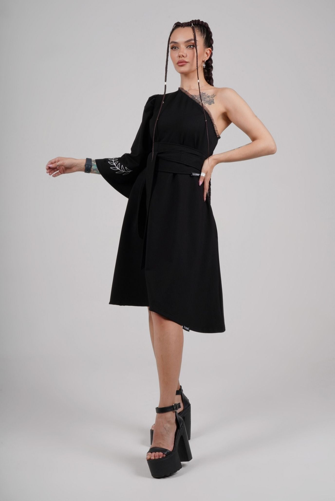 Платье трикотажное с открытым плечом black 1