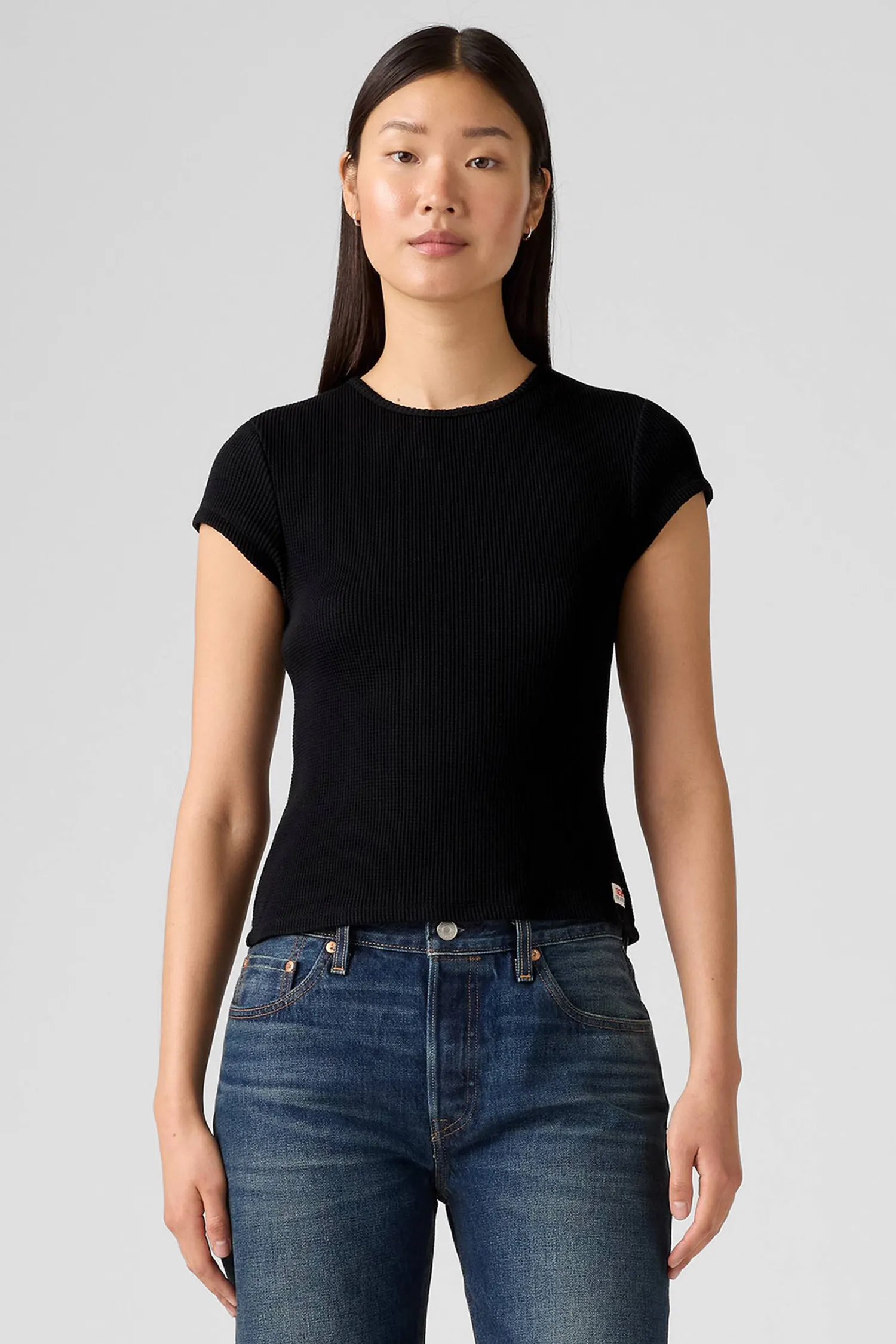 Женская черная футболка 1