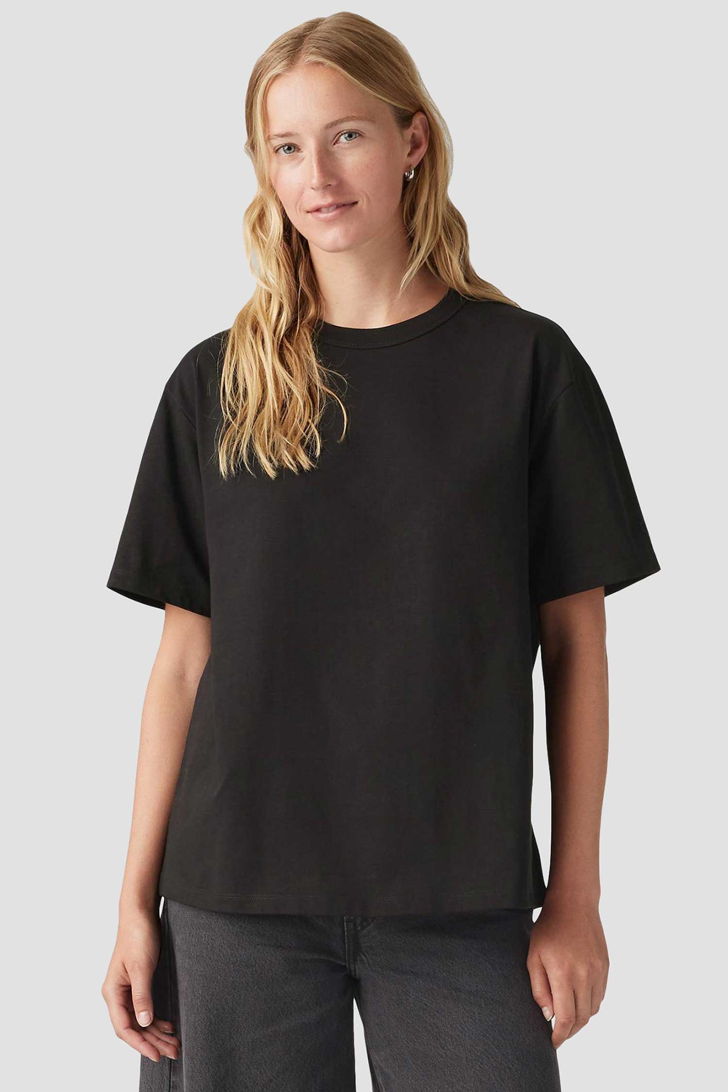 Женская черная футболка 1