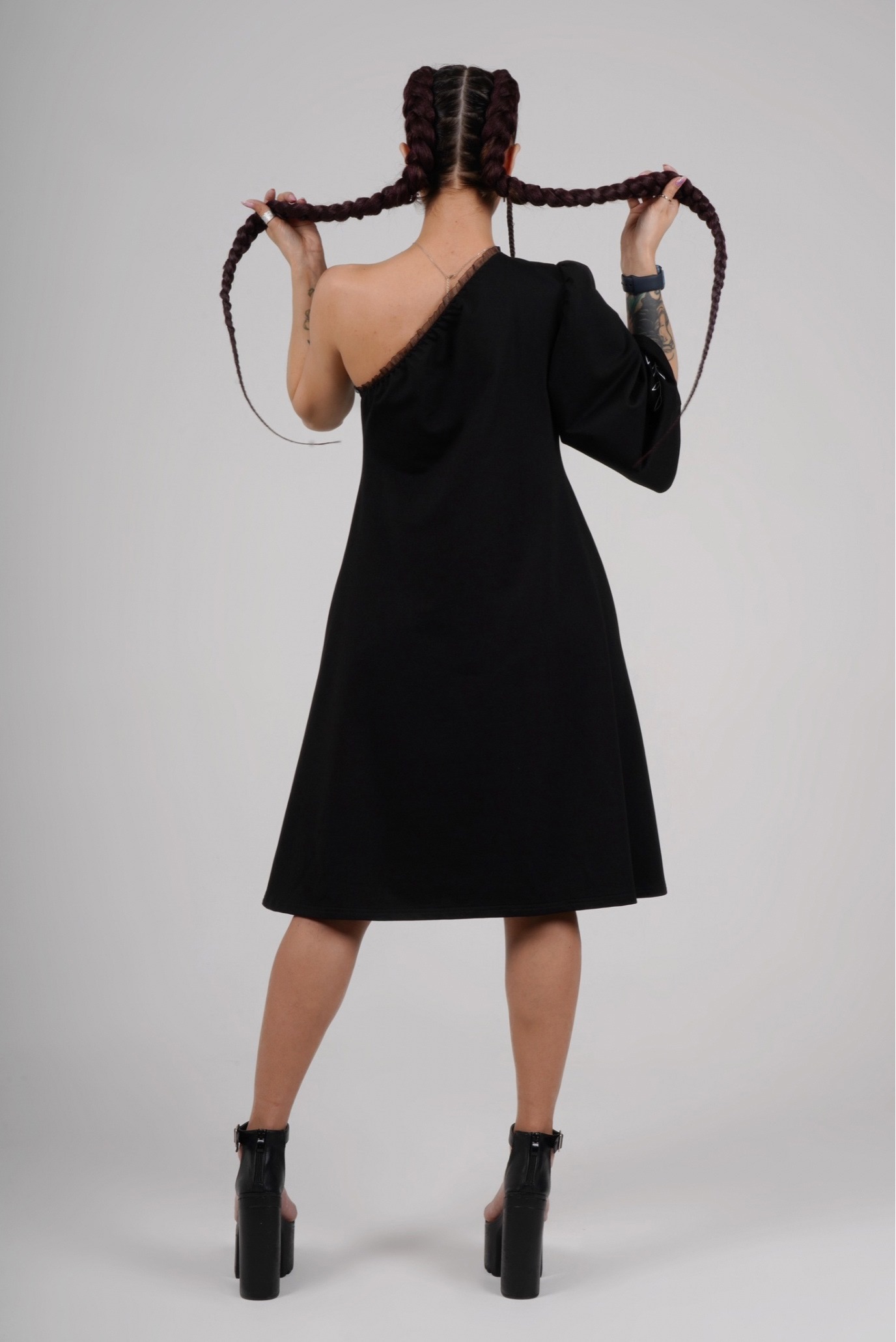 Платье трикотажное с открытым плечом black 5