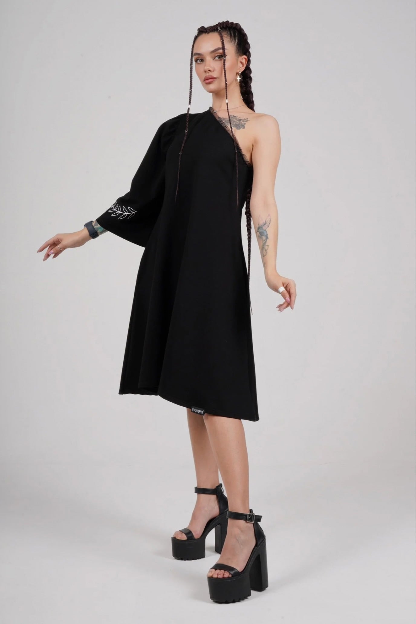 Платье трикотажное с открытым плечом black 3