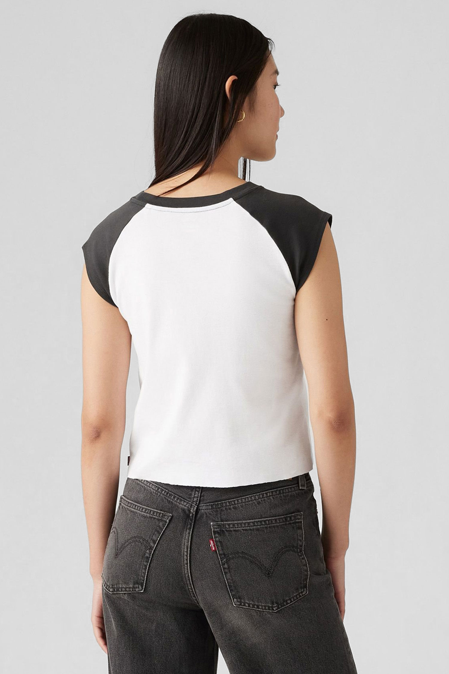 Женская белая футболка 3