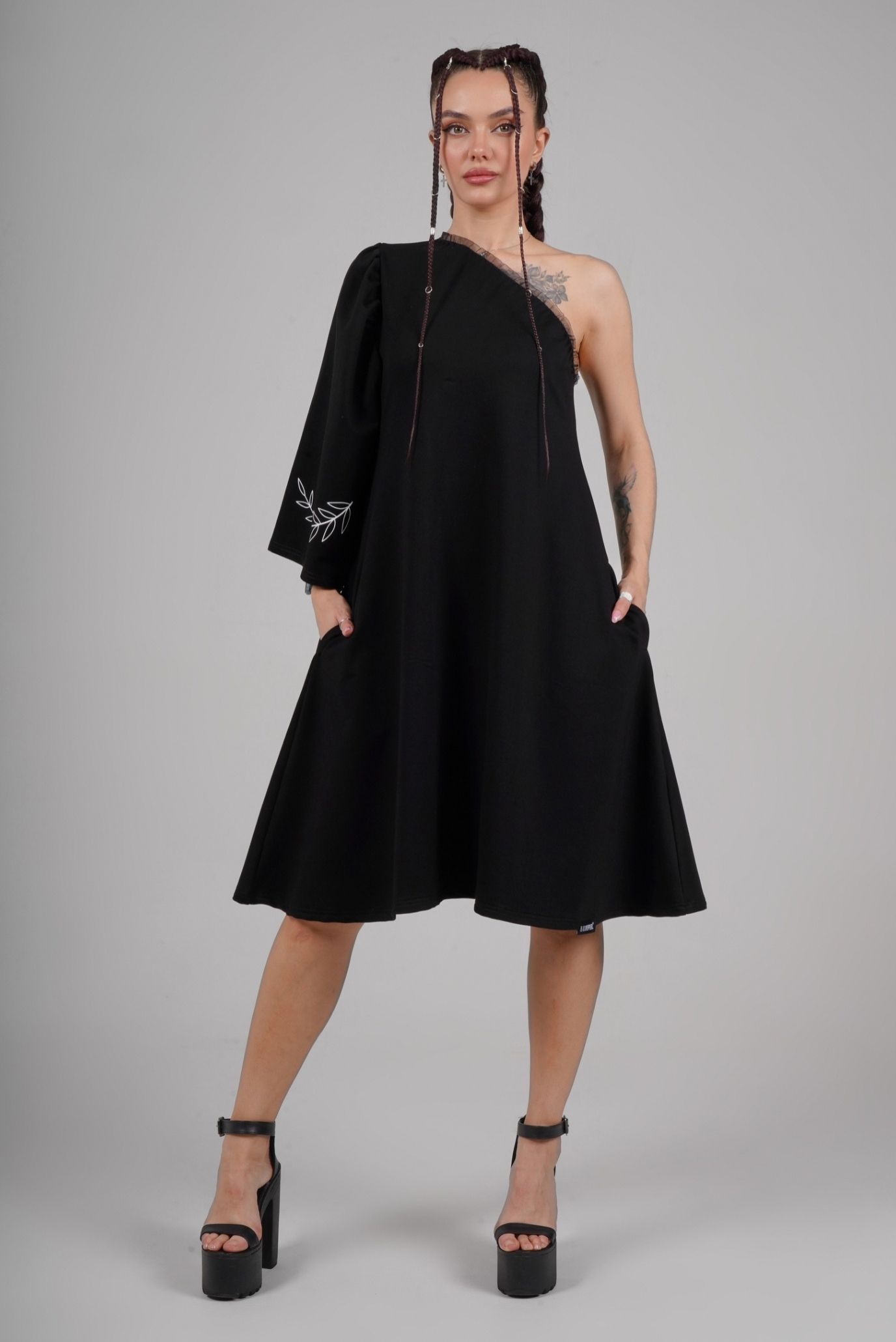 Платье трикотажное с открытым плечом black 4