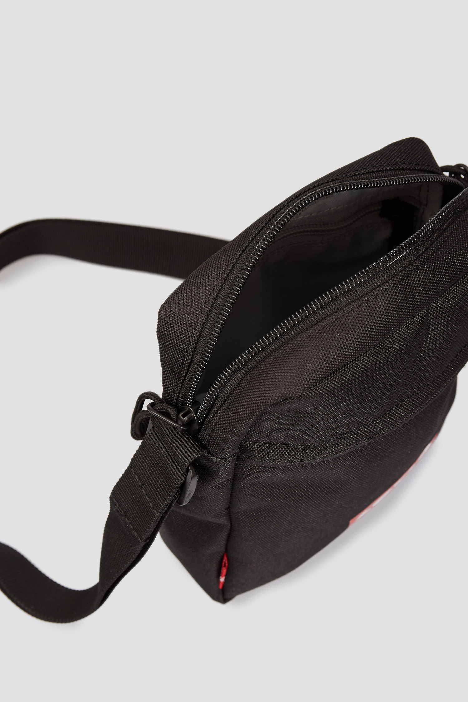 Черная сумка через плечо 4