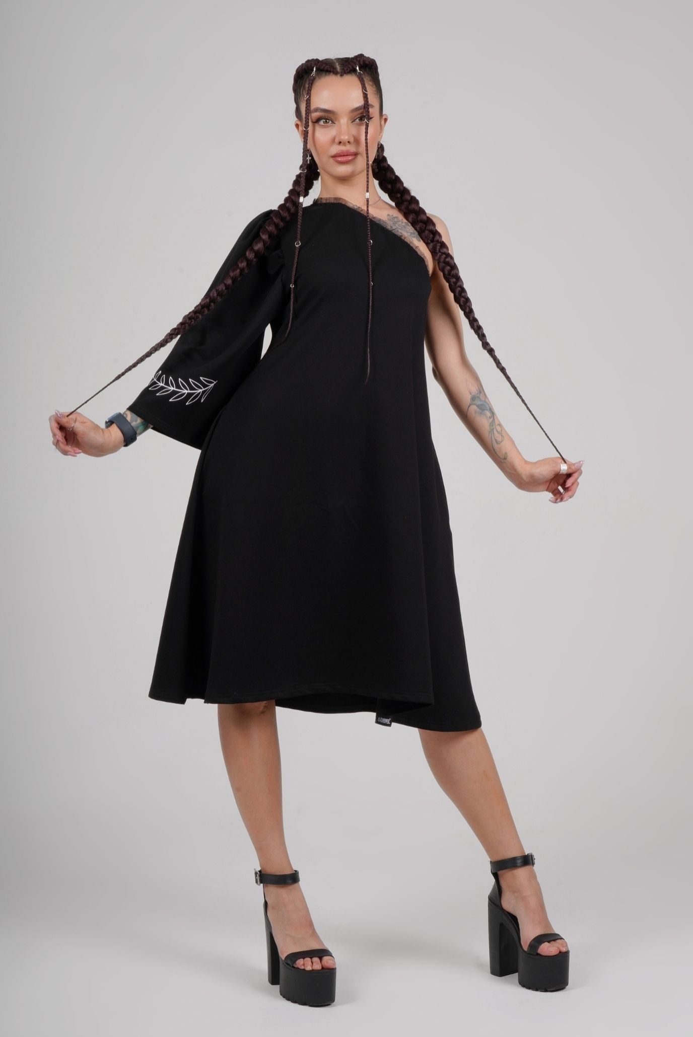 Платье трикотажное с открытым плечом black 2