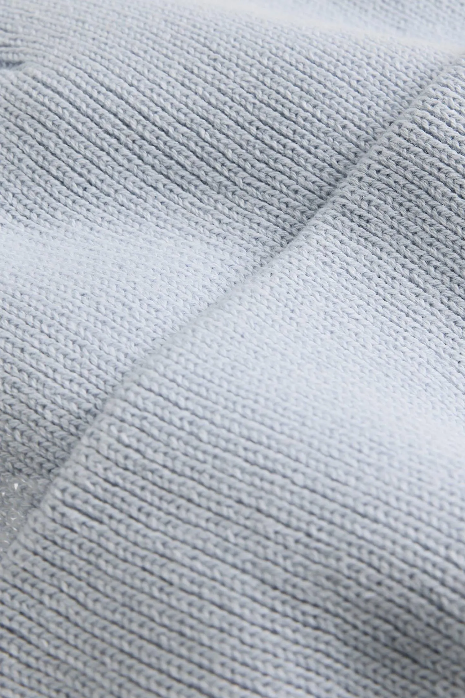 Женская голубая шапка 4