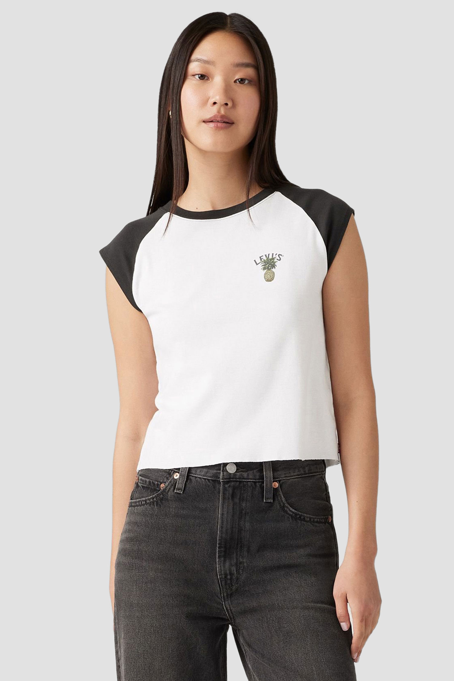 Женская белая футболка 1