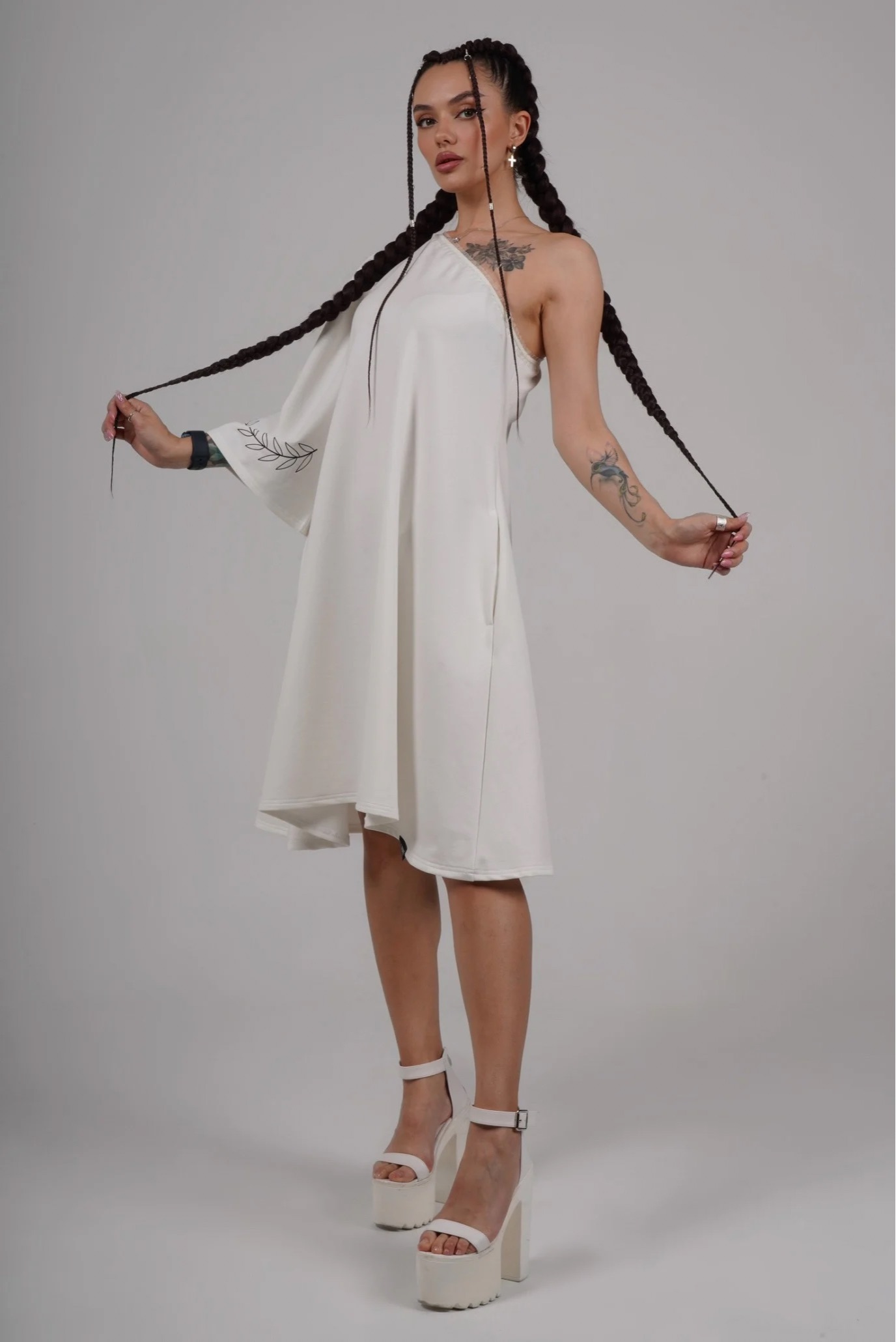 Платье трикотажное с открытым плечом WHITE 4