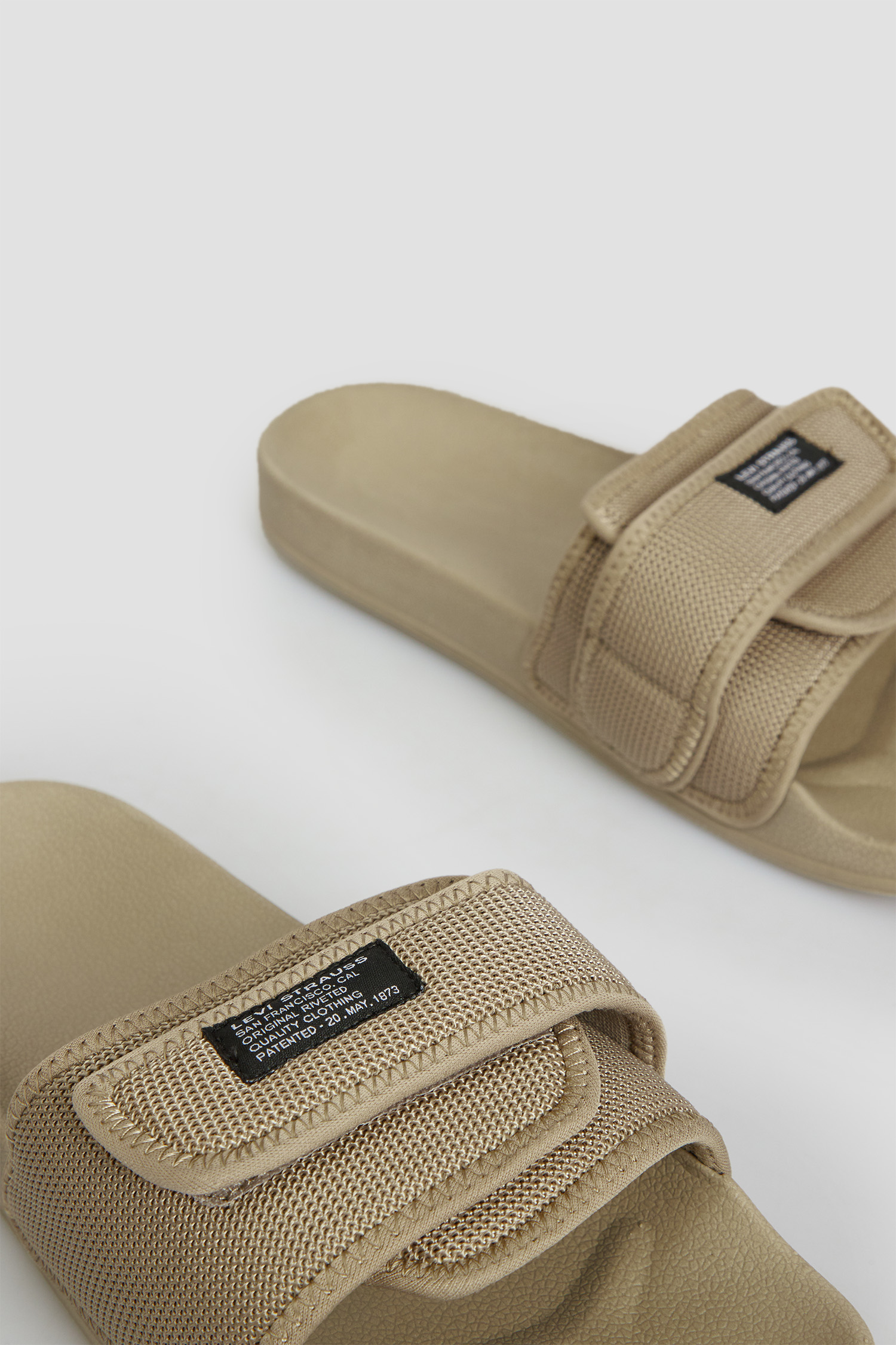 Мужские бежевые слайдеры 4