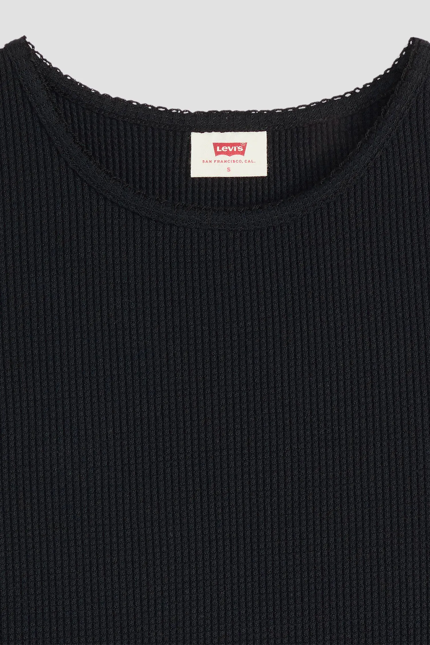 Женская черная футболка 6