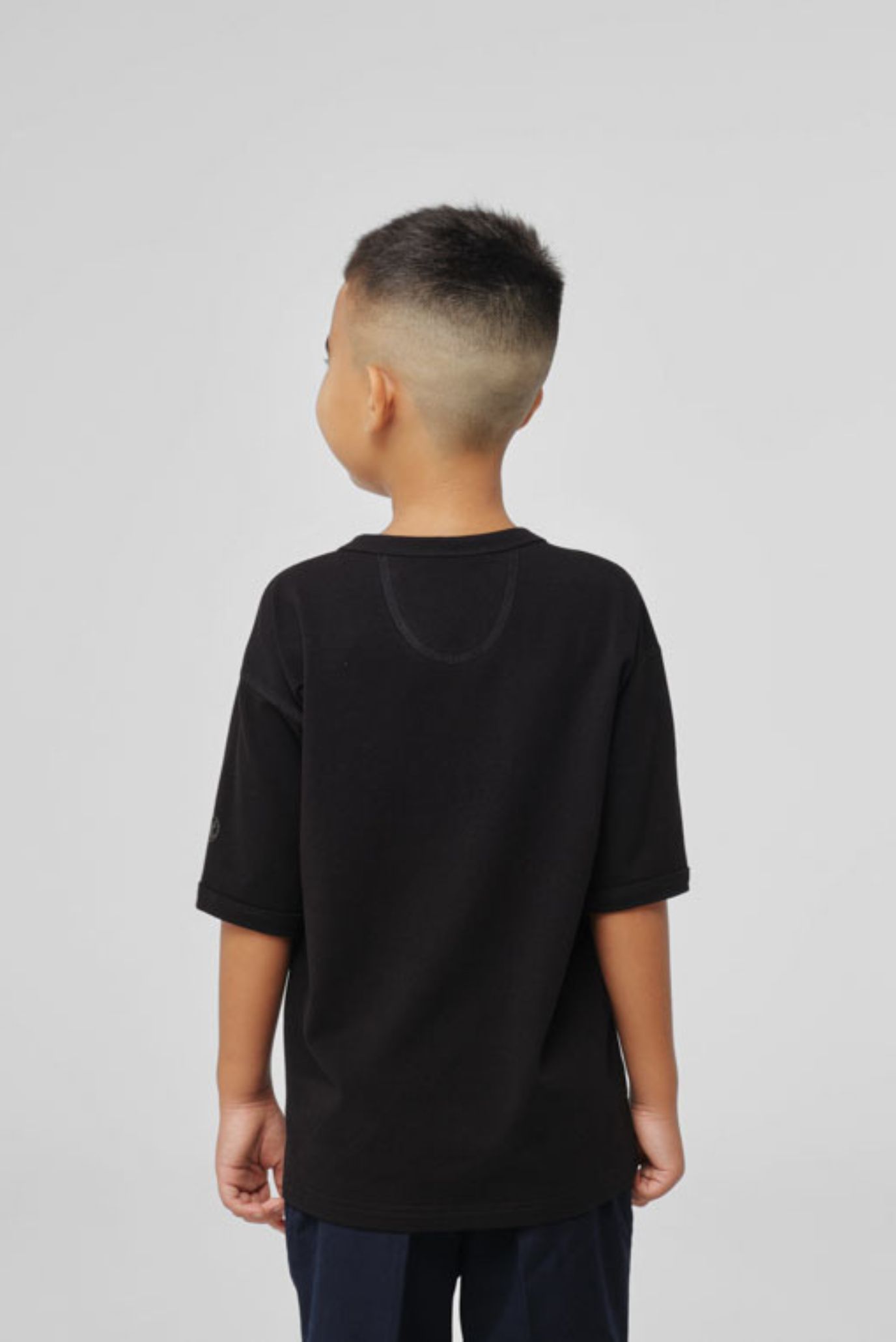 Детская черная футболка оверсайз 3