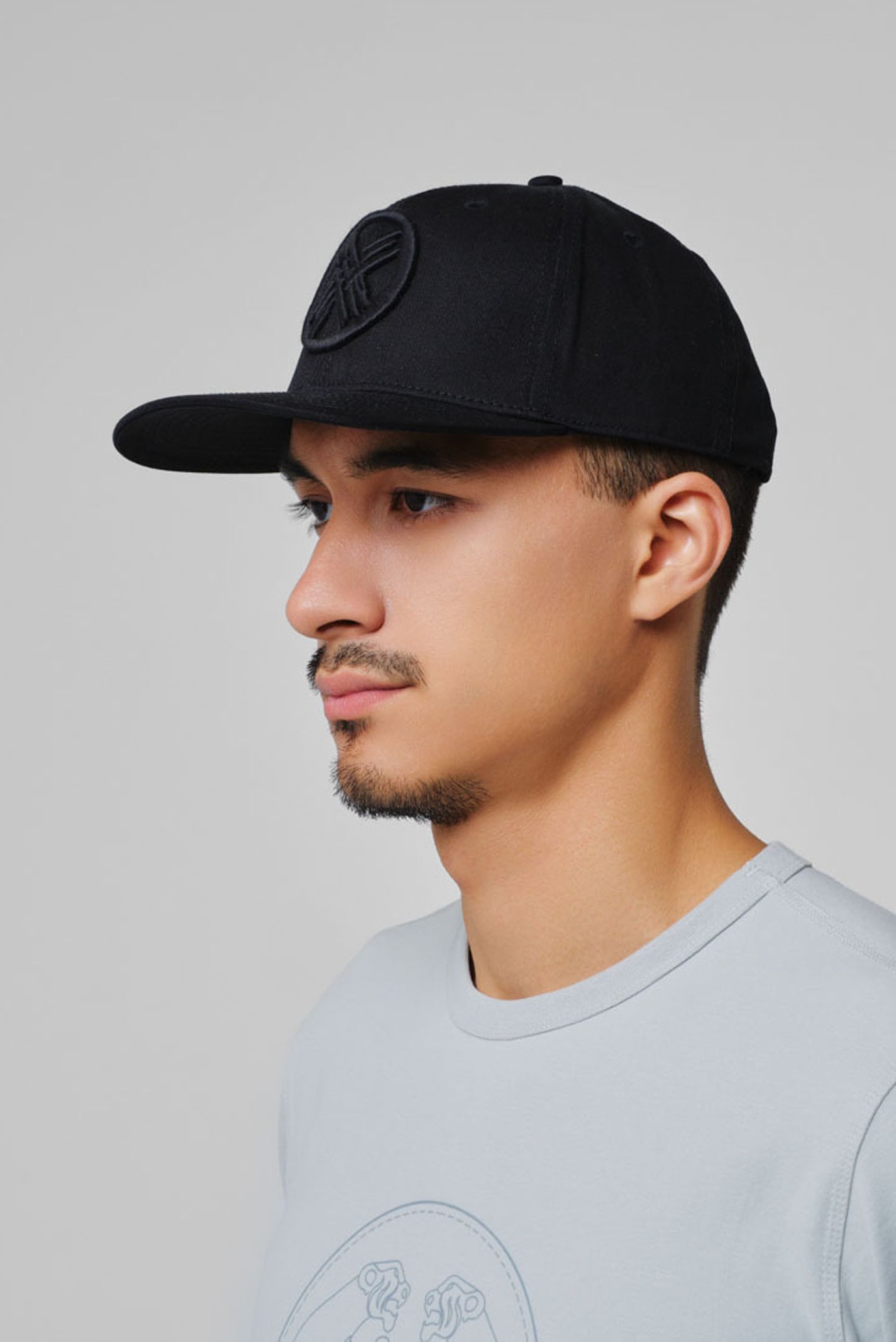 Черная кепка SHANYRAQ (Унисекс) 4