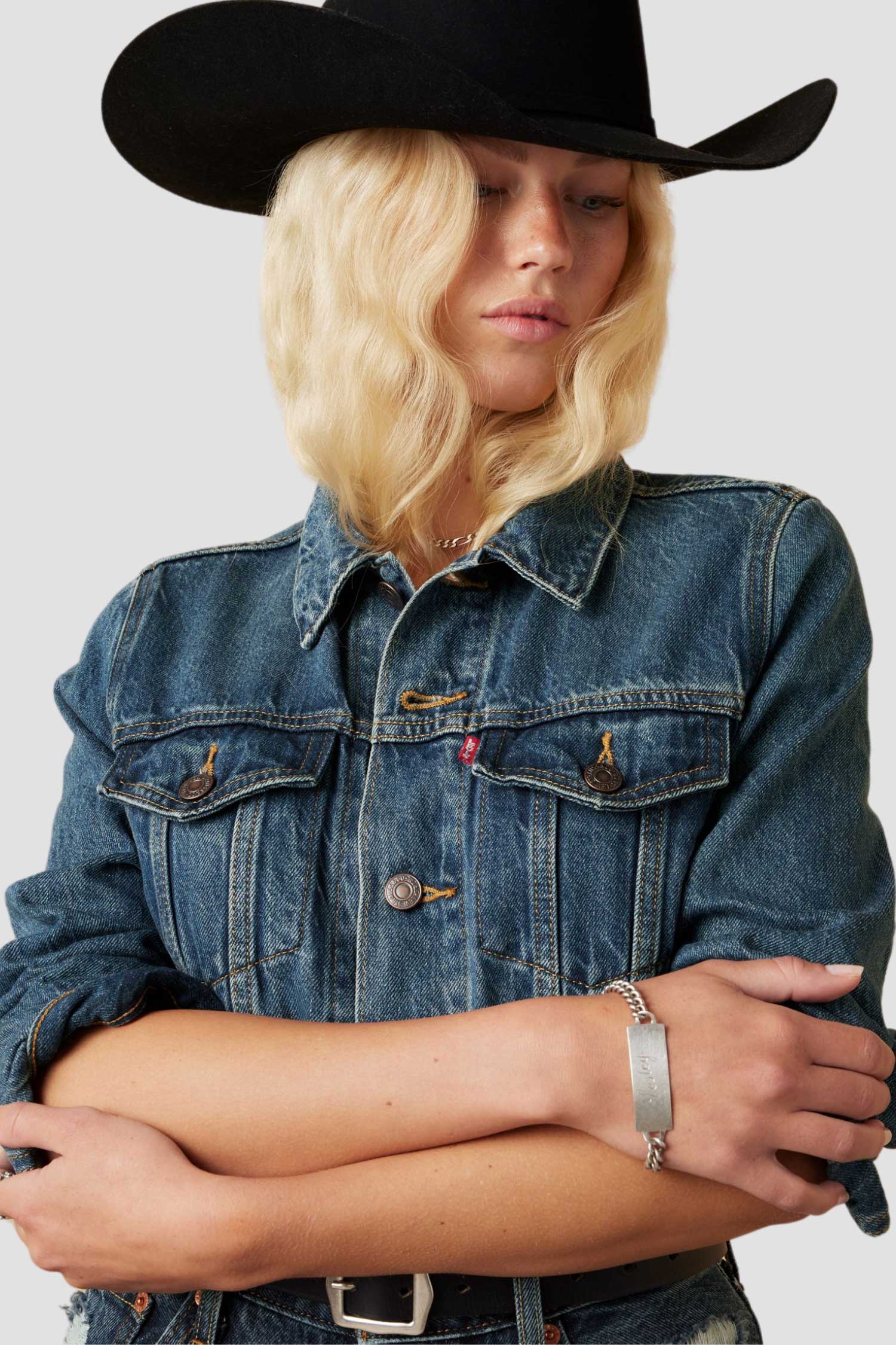 Женская синяя джинсовая куртка 4