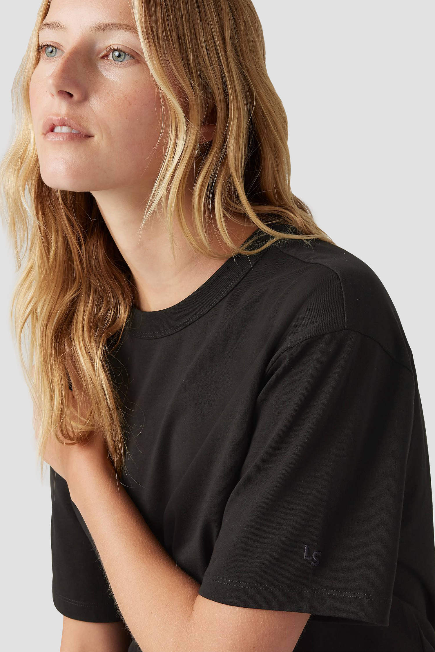 Женская черная футболка 5