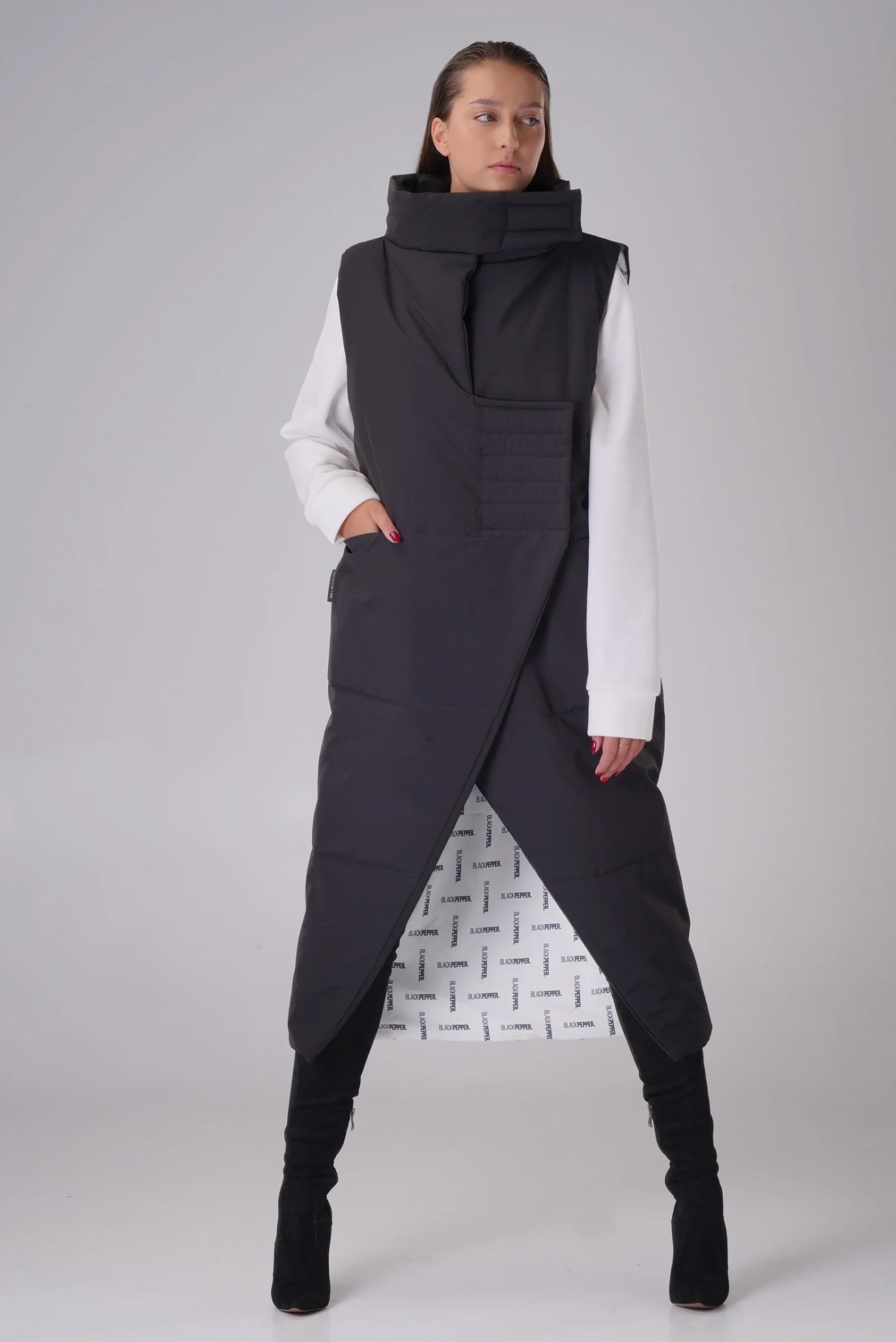 Женская черная жилетка 1