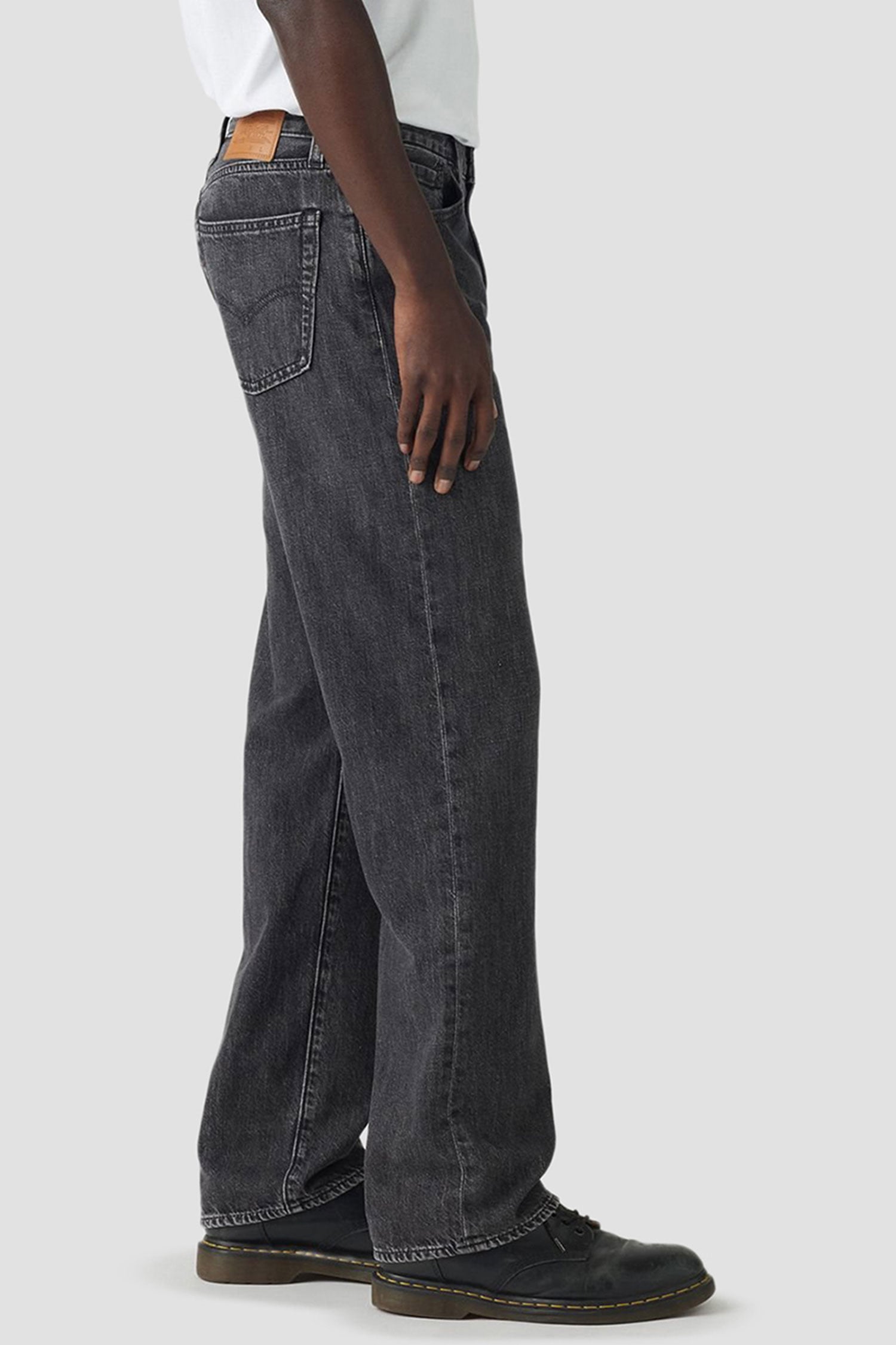 Мужские черные джинсы 555™ Relaxed Straight 4