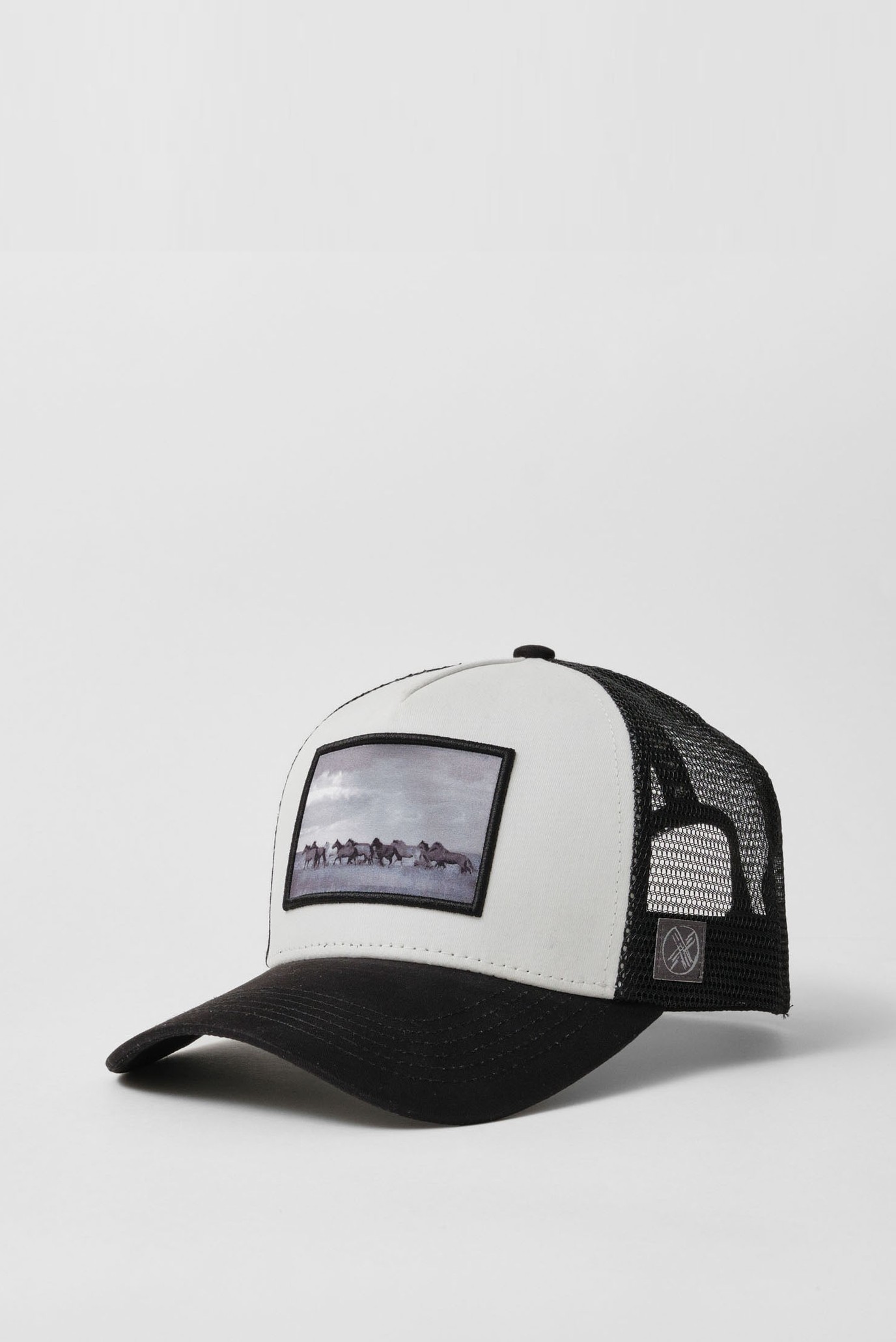 Бело-черная кепка ARGYMAQTAR (Унисекс) 1