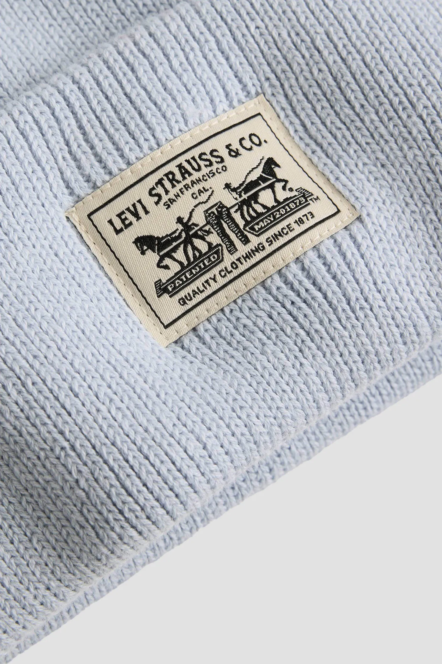 Женская голубая шапка 3