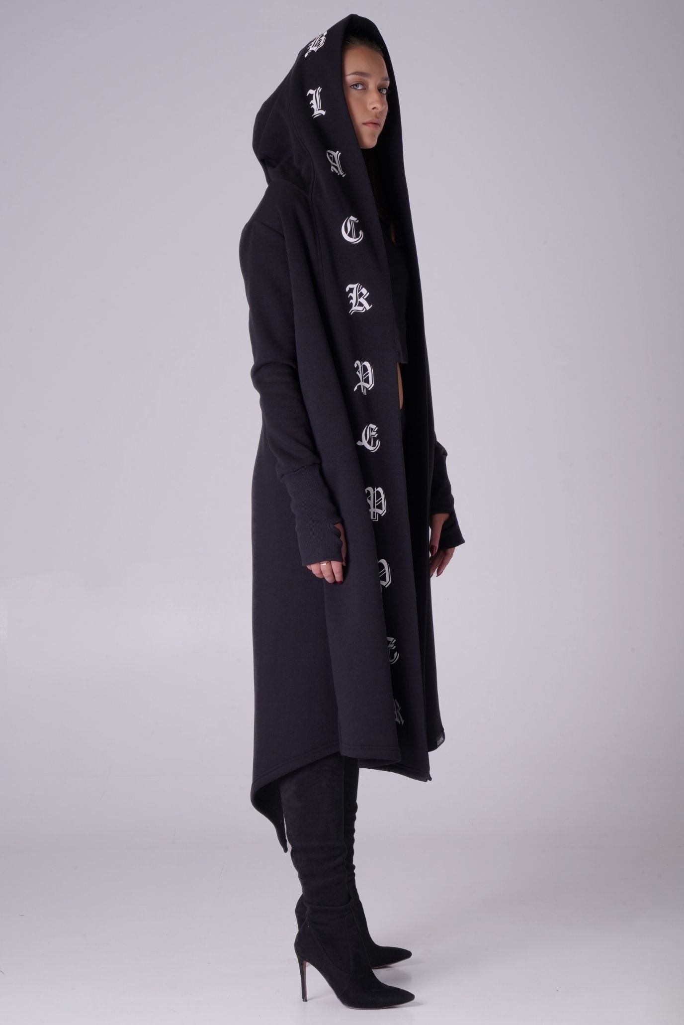 Женская черная мантия 3