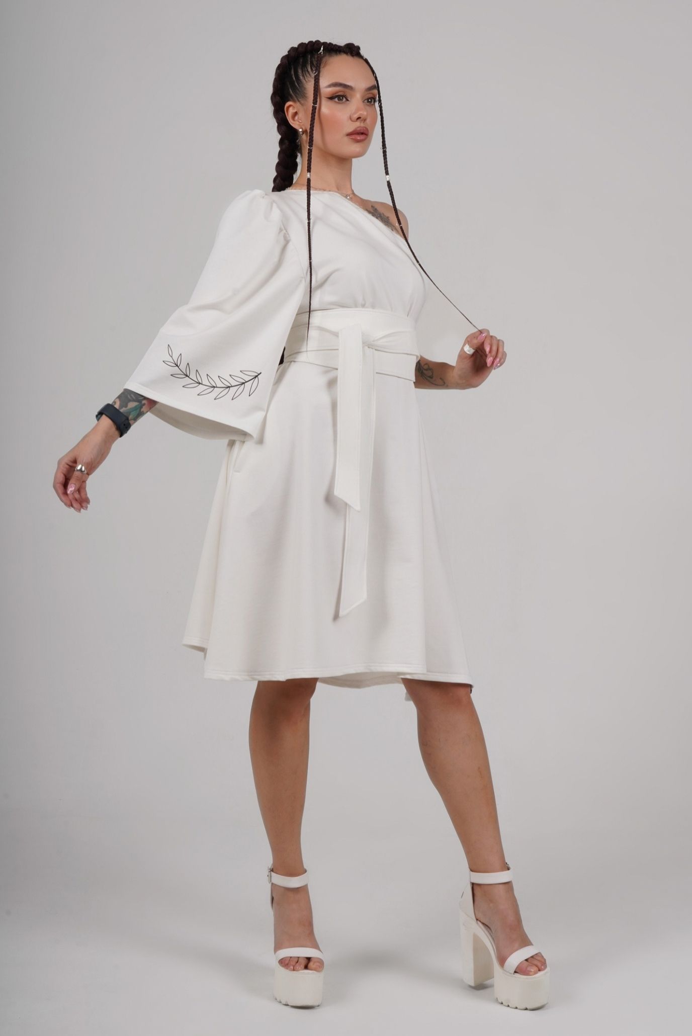 Платье трикотажное с открытым плечом WHITE 1