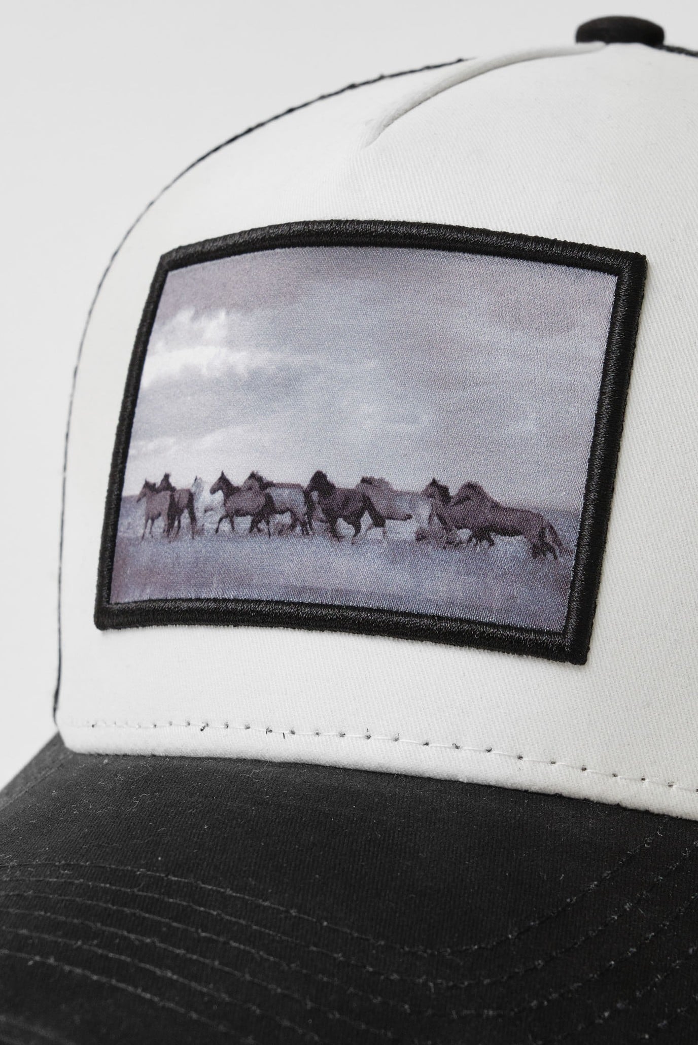 Бело-черная кепка ARGYMAQTAR (Унисекс) 3